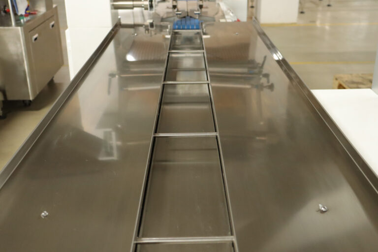 Conveyor for Transporting Materials--Suitable for Trayless Multi-combinations Products