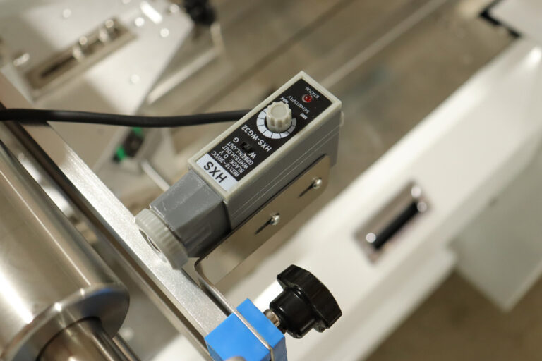 High-sensitivity photoelectric eye color mark tracking, automatically detects bag length