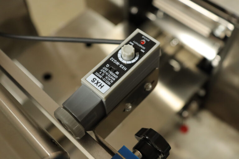 High-sensitivity photoelectric eye color mark tracking, automatically detects bag length